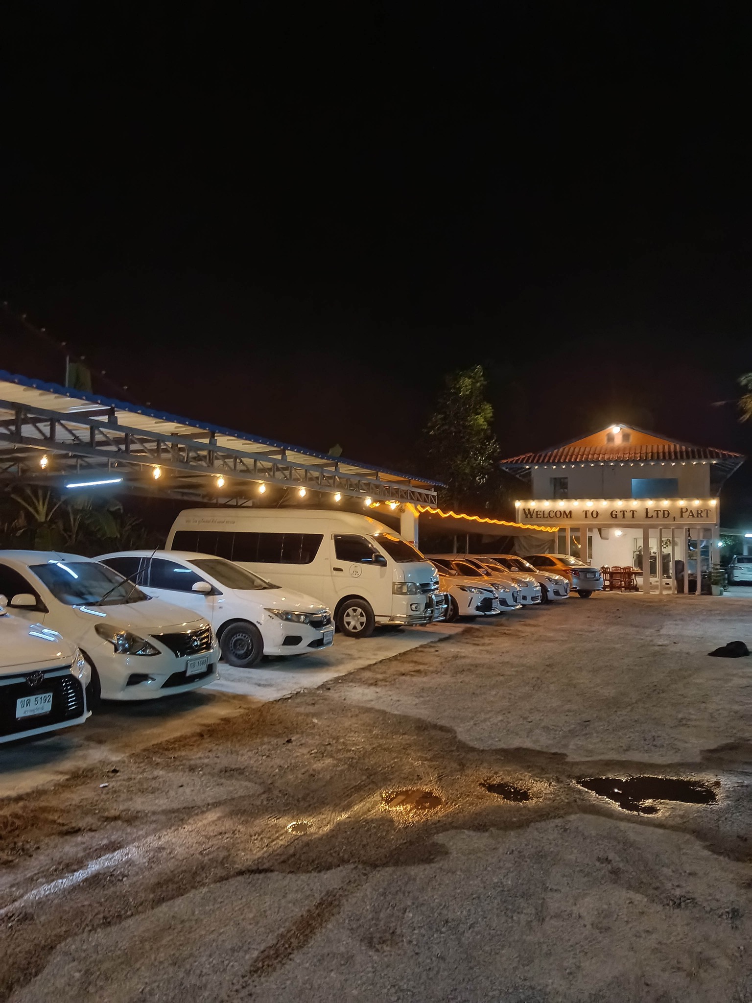 ที่จอดรถกว้างขวาง GTT รับฝากรถ สนามบินสุราษฎร์ธานี